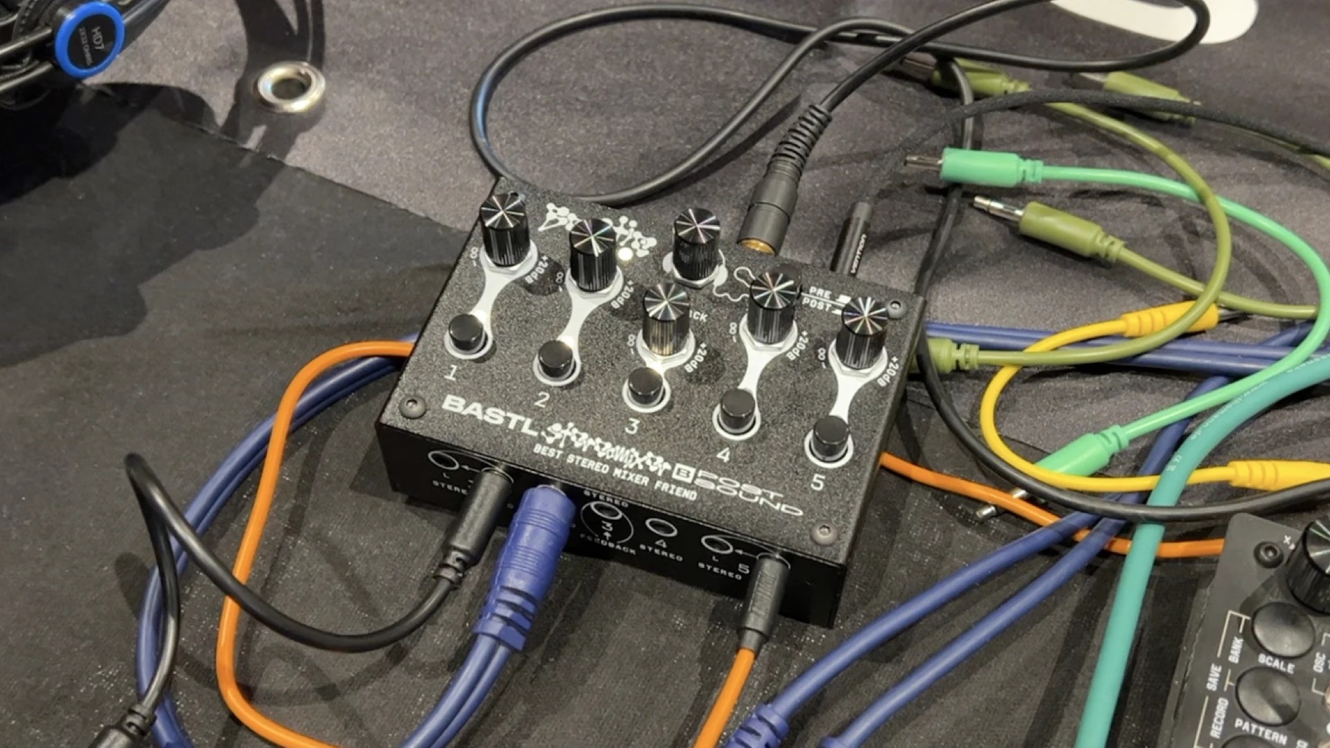 Bastl Instruments Bestie, portable 5channel stereo mixer with feedback