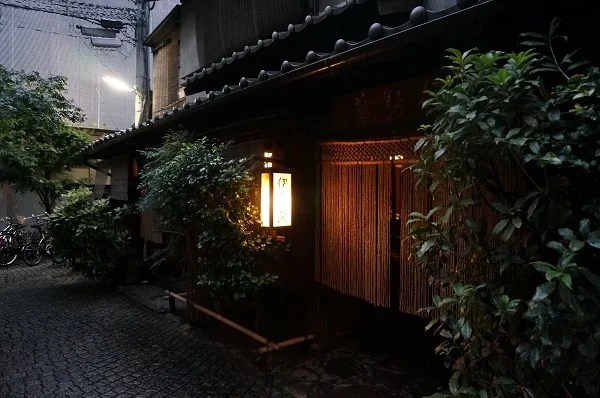 神楽坂「伊勢藤」 江戸を想像して白鷹に酔う Syupo [シュポ]