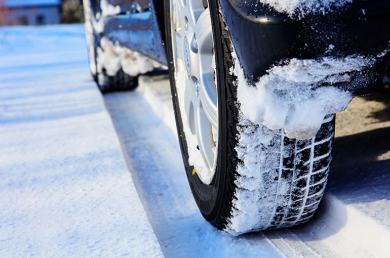 スタッドレスタイヤもレンタルできる！メリット・デメリットをご紹介