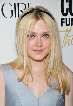 Dakota Fanning en Cosmopolitan Fun Fearless Awards- Fotos MQ & HQ & Videos