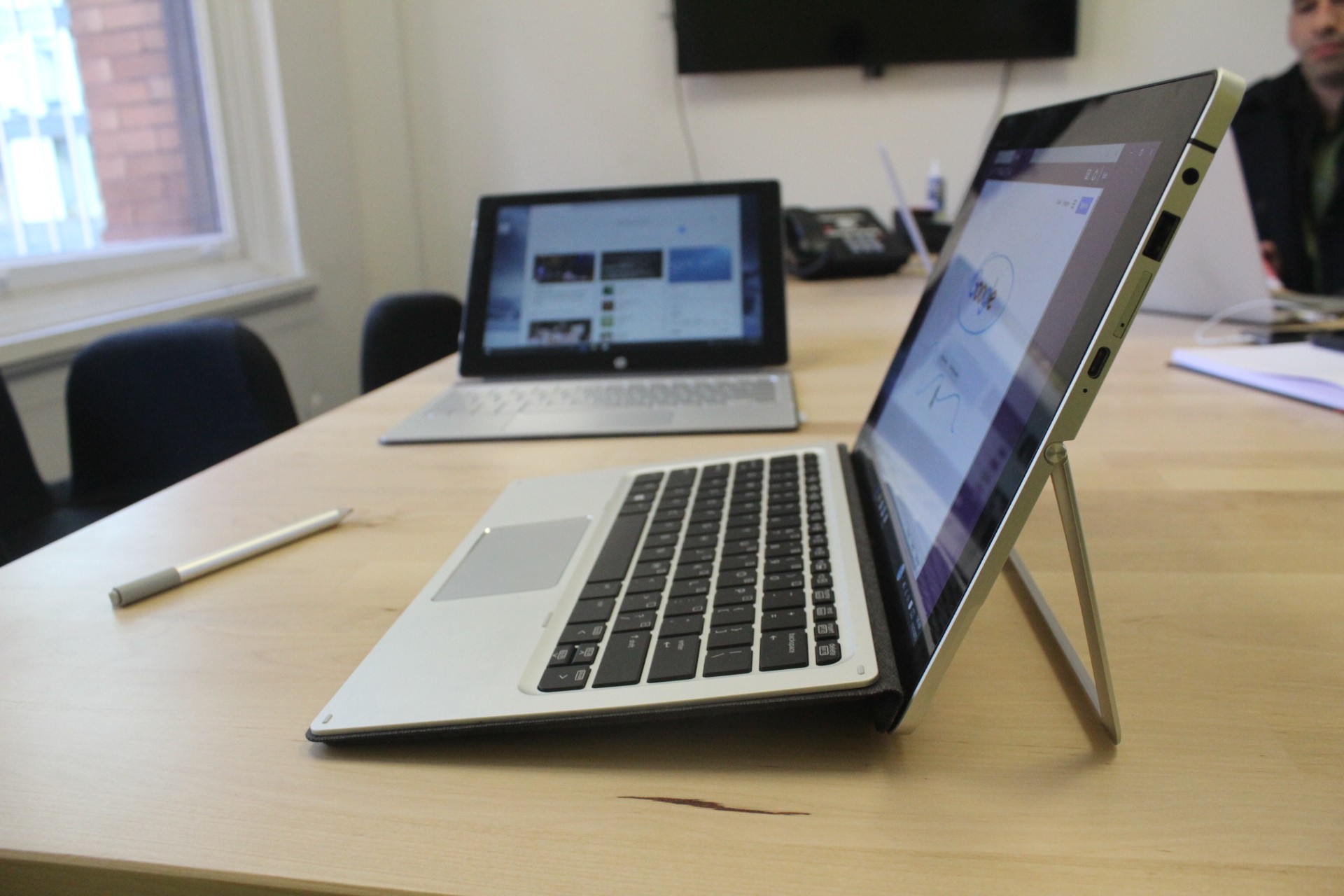 HP lança híbrido 'Elite X2 1012 G2' para concorrer com o Surface Pro 4