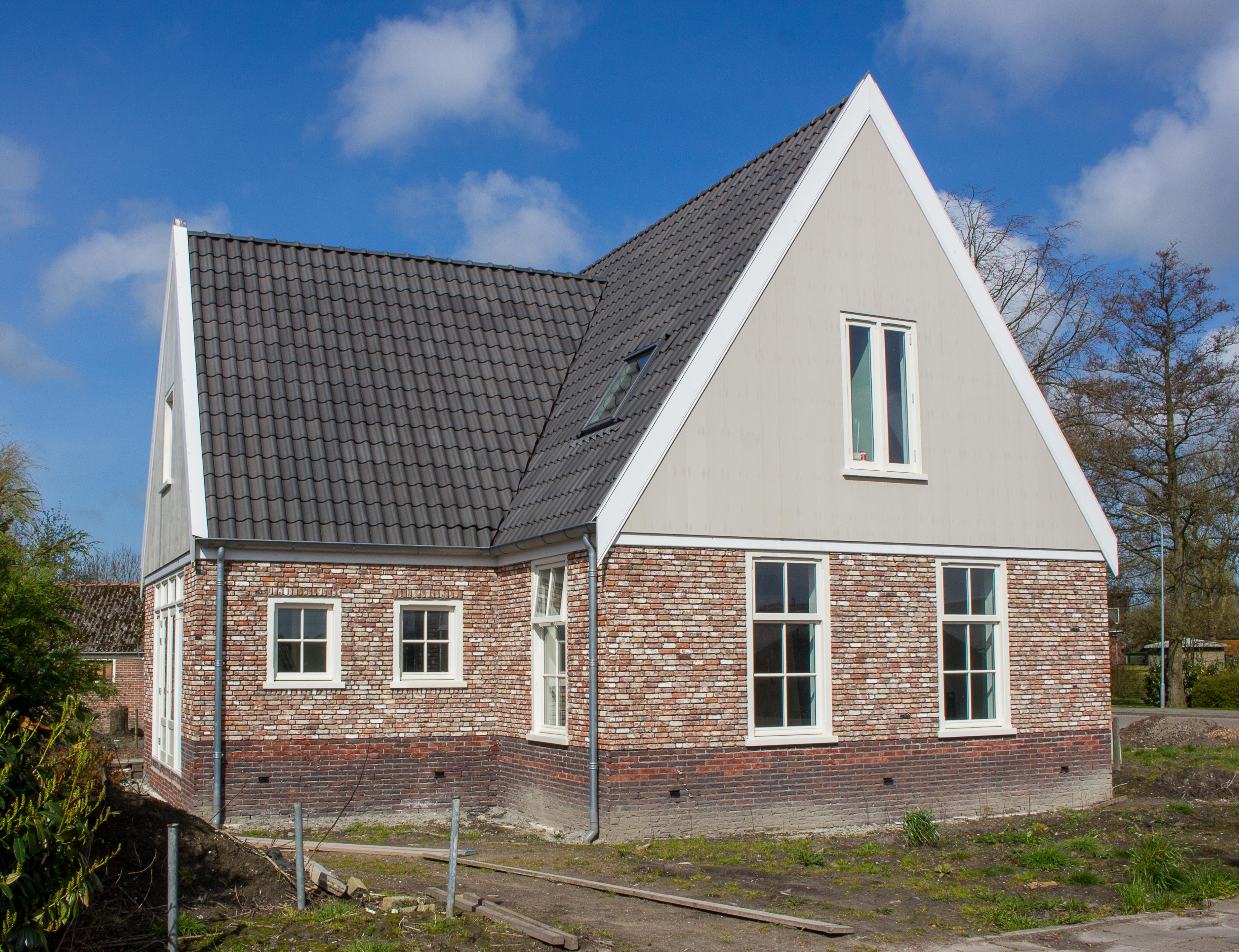 Traditionele zadeldakwoning met zijkap in Waarland Traditionele