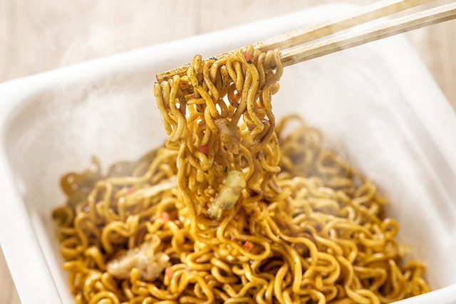 ペヤング ソースやきそば超大盛 | まるか食品株式会社 ペヤング「ペタマックス」の値段は？内容量は何人前？サイズは？｜食べチョイス