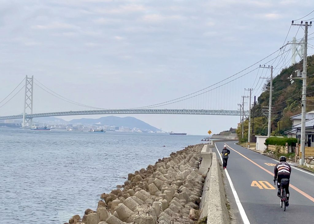 淡路島の西海岸から明石海峡大橋を望む TABIRIN（たびりん）