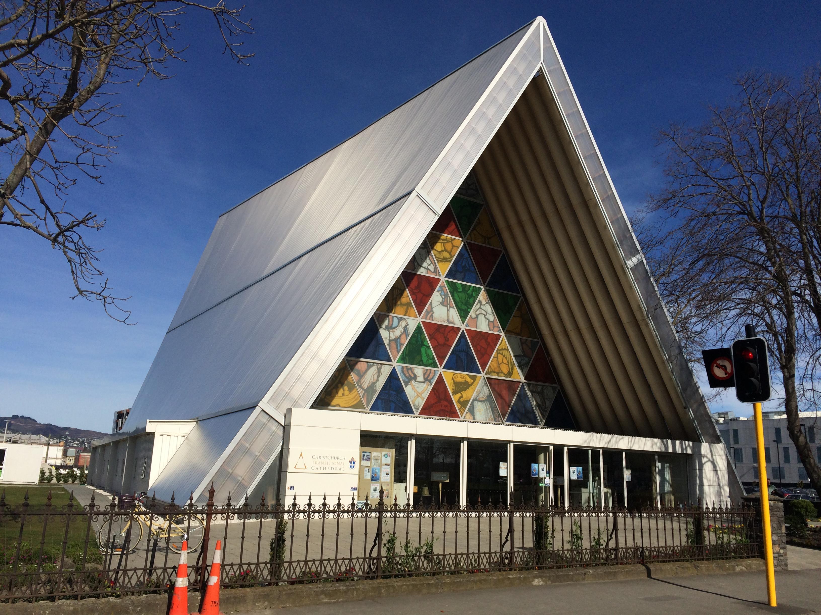 坂茂氏が設計したクライストチャーチ「紙の教会」。地震で倒壊した大聖堂を紙で仮設したのは日本人建築家でした たびこふれ