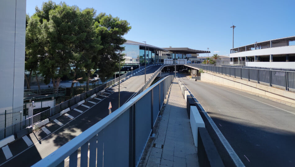 Can I walk to/from Valencia airport? Yes! Tabit Info