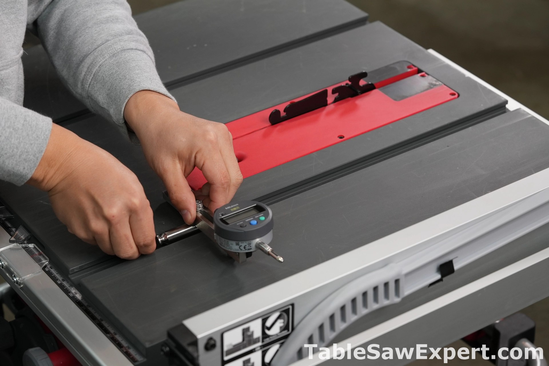 How to align a table saw rip fence
