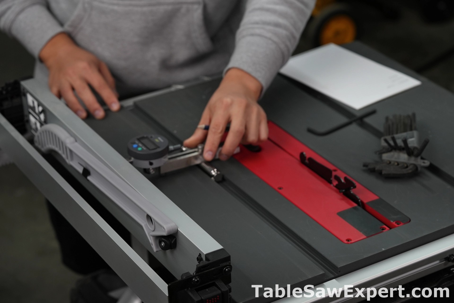 How to align a table saw rip fence