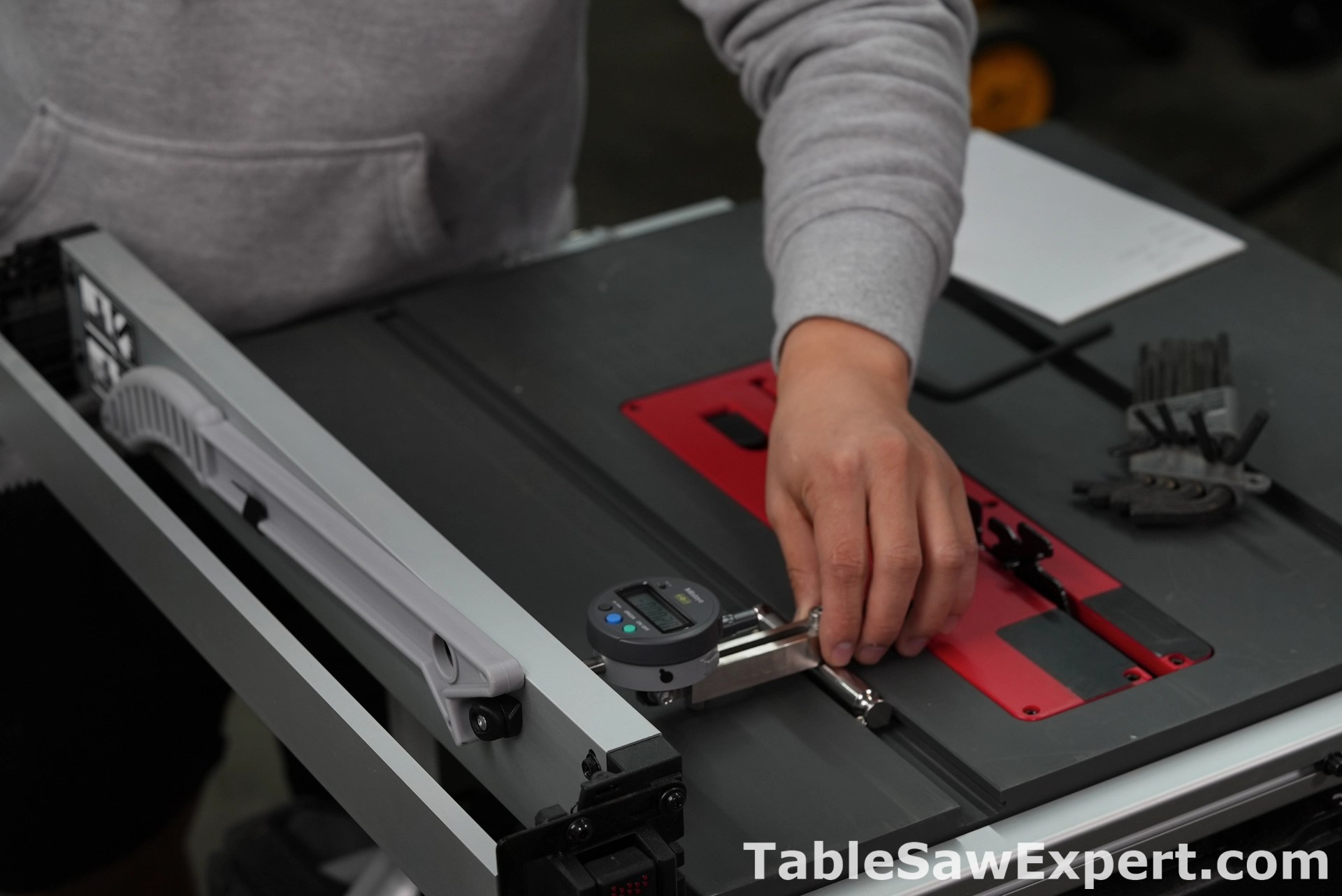 How to align a table saw rip fence