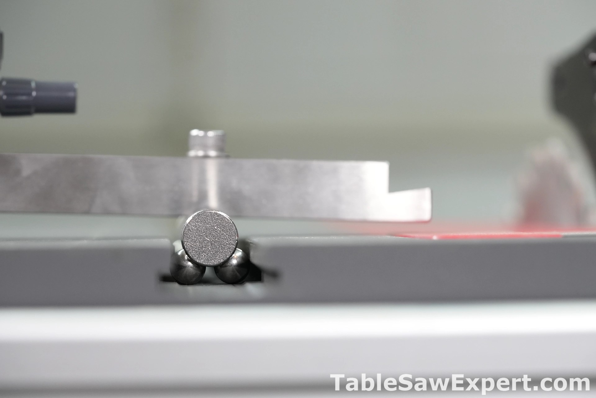 How to align a table saw rip fence