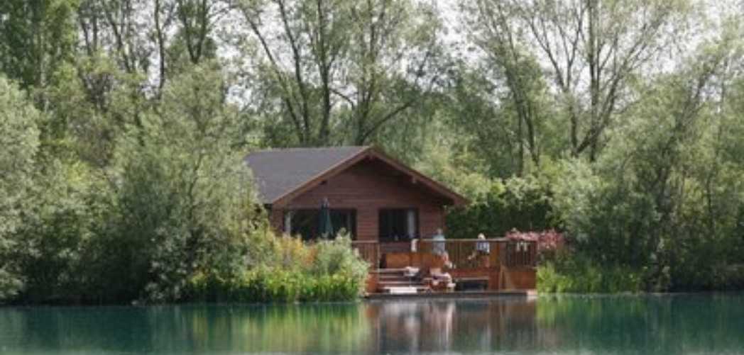 15 Best UK Carp Fishing Holidays 2023 Guide)