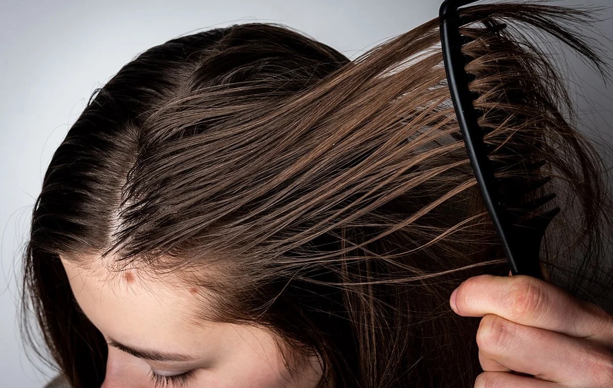 Pelo graso consejos para combatirlo y mejores champús