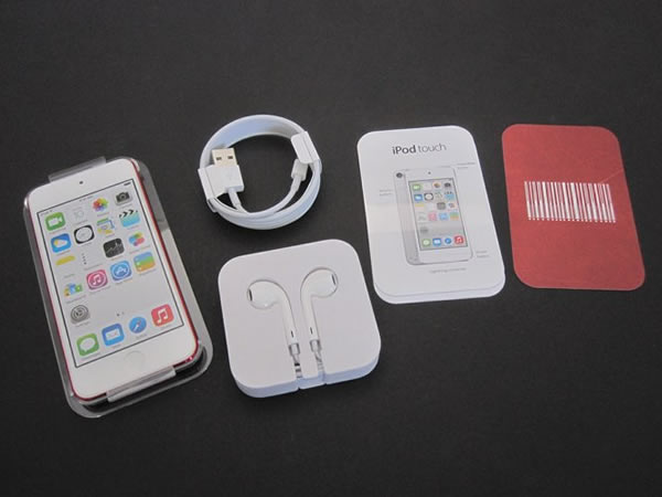 新しい｢iPod touch (第5世代)/16GB｣は｢iPod touch loop｣は付属せず、色目が少し違う模様 気になる、記になる…