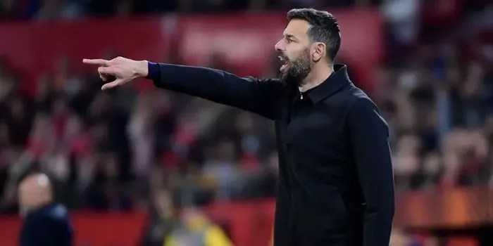 Van Nistelroy Mau Bawa Tiga Asistennya, Manchester United Kebingungan