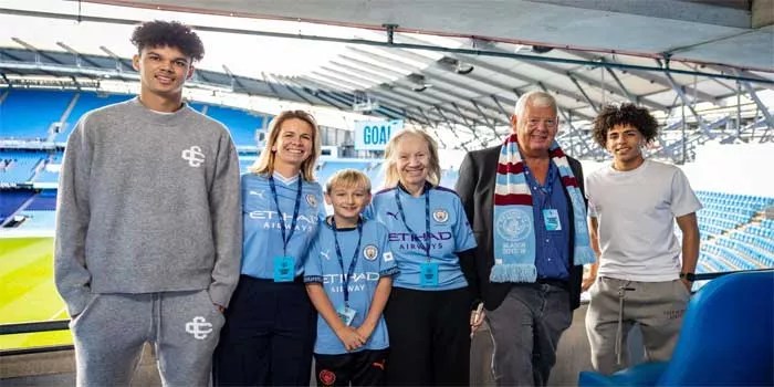 Man City Rayakan Perluasan Etihad Dengan 4 Generasi Fans