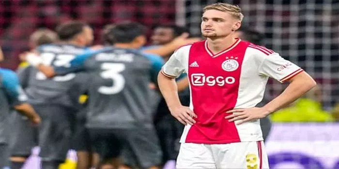 Arsenal Dan Newcastle Incar Bintang Ajax Kenneth Taylor