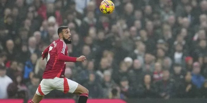Noussair Mazraoui Siap Jadi Bek Tengah Manchester United