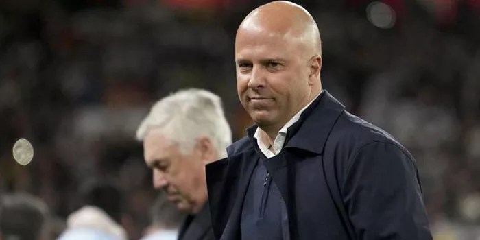 Pembelaan Arne Slot untuk Mohamed Salah dan Mbappe