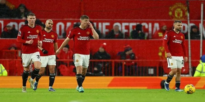 Sudah Kalah Melawan Bournemouth, Atap Old Trafford Malah Bocor