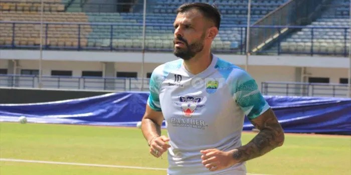Tyronne del Pino Ramos Minta Maaf Usai Cetak Gol ke Gawang Persita?