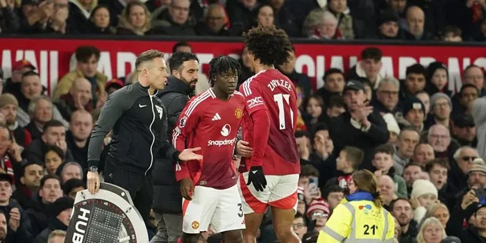 Gary Neville Dukung Joshua Zirkzee di Tengah Cemoohan Suporter Man United