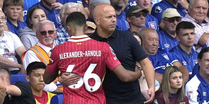 Arne Slot Rela Pasang Badan Saat Alexander-Arnold Diterpa Hujatan Fans MU