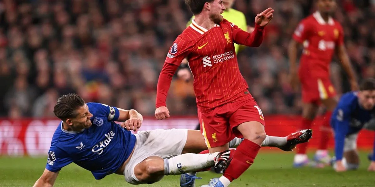 PGMOL: Liverpool vs Everton James Tarkowski Seharusnya Dikeluarkan