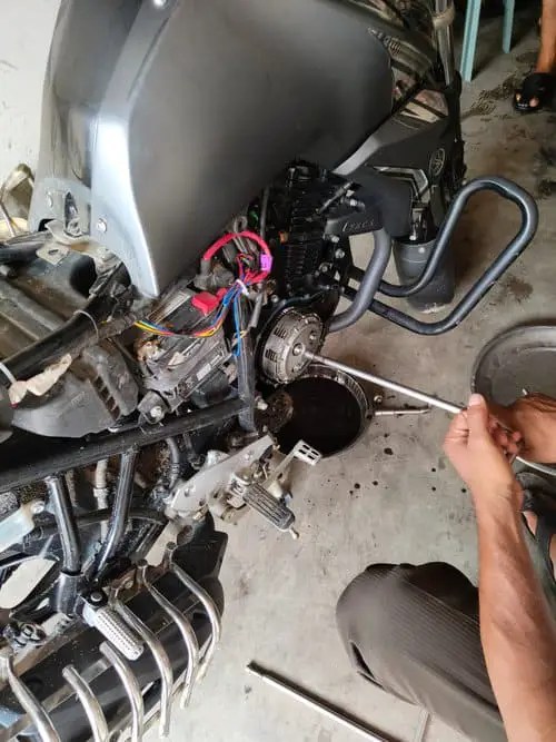 Motorcycle Oil Leak from Bottom of Engine Causes and Solutions Take