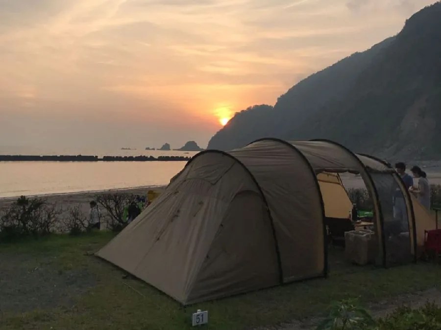 夏場は、家族で釣りはいかがですか？海釣りのできる全国のキャンプ場11選｜ニフティニュース