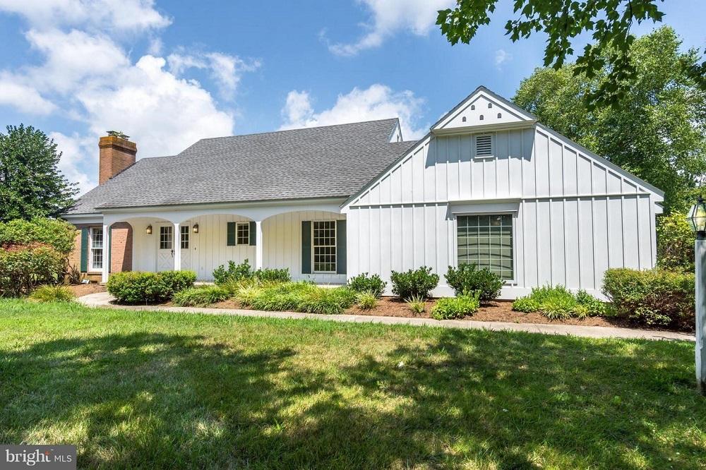 White Board And Batten House