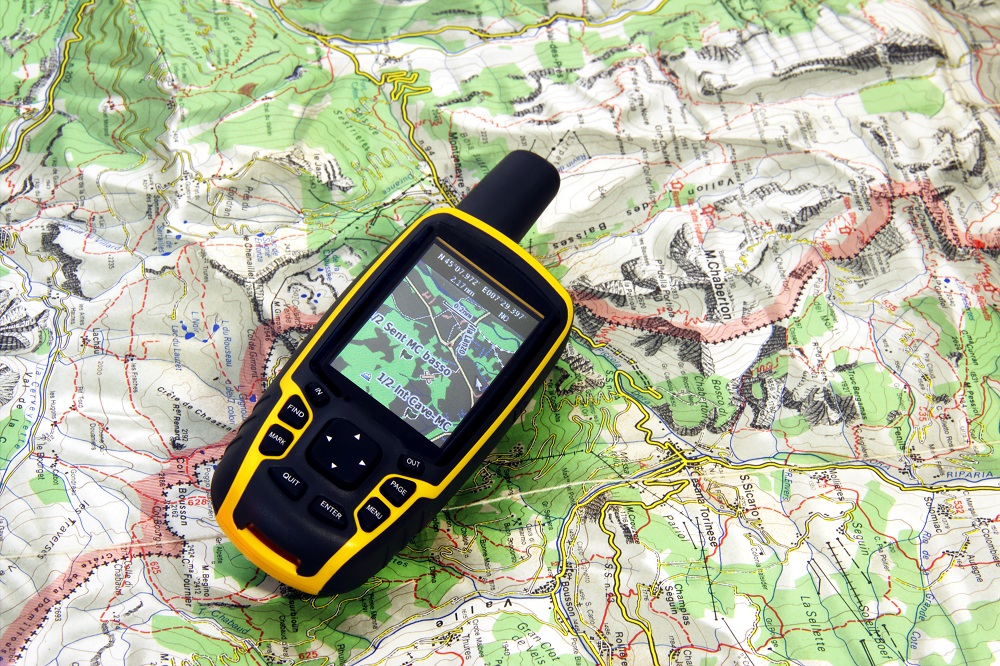 Best Handheld GPS Trackers 2021 Models and BUYER'S GUIDE!