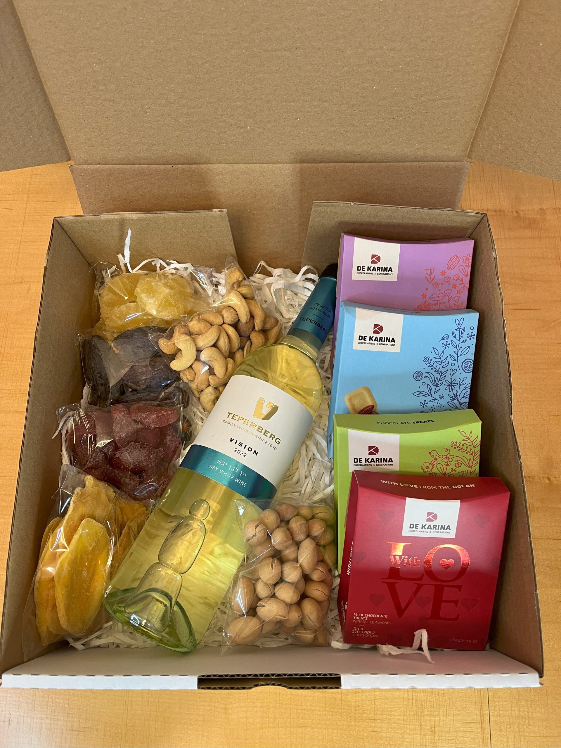 Send a Classic gift Basket in Israel with Tamarim 100 Quality