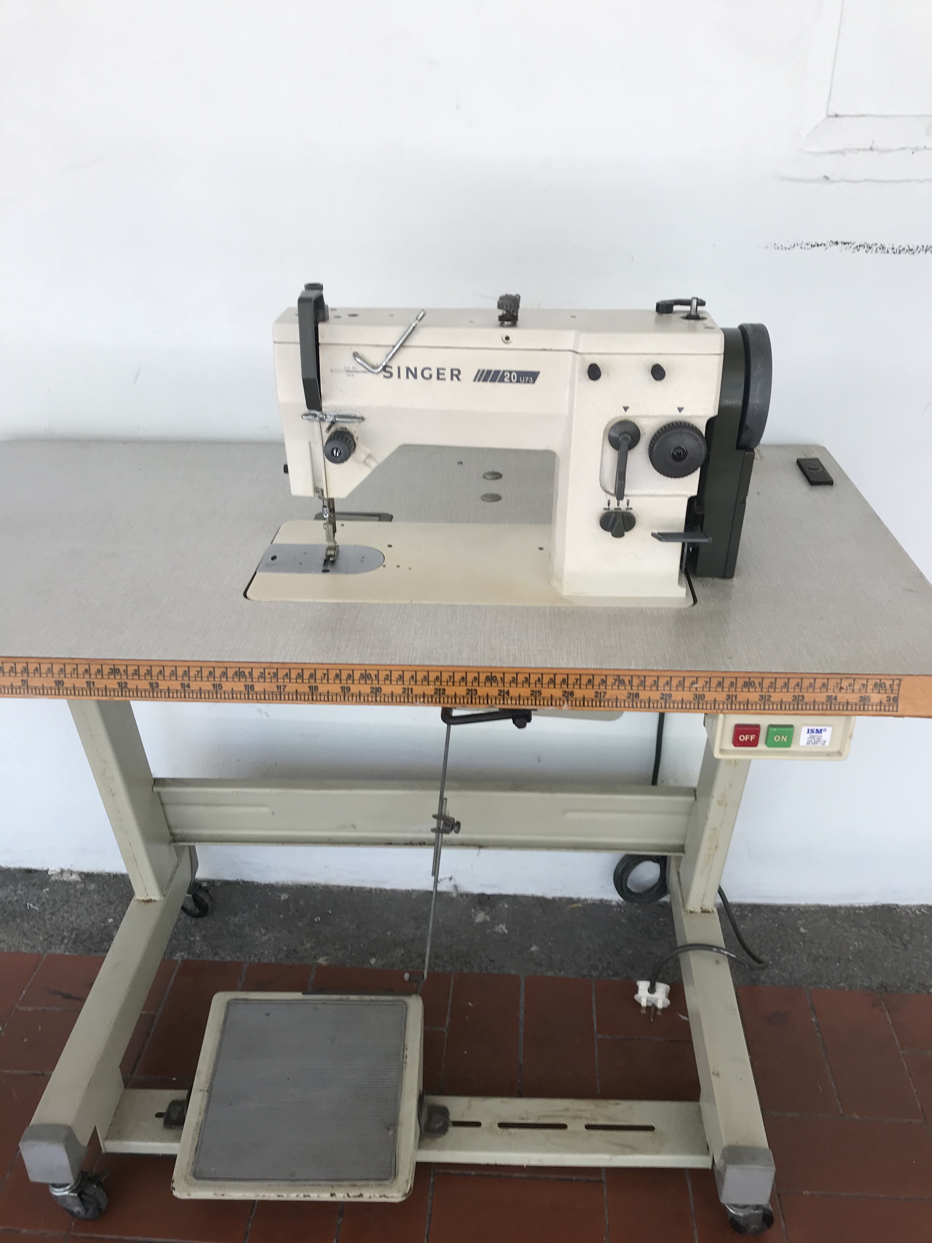 599 singer heavy duty with buttonhole and zip Zac pattern. Tampines