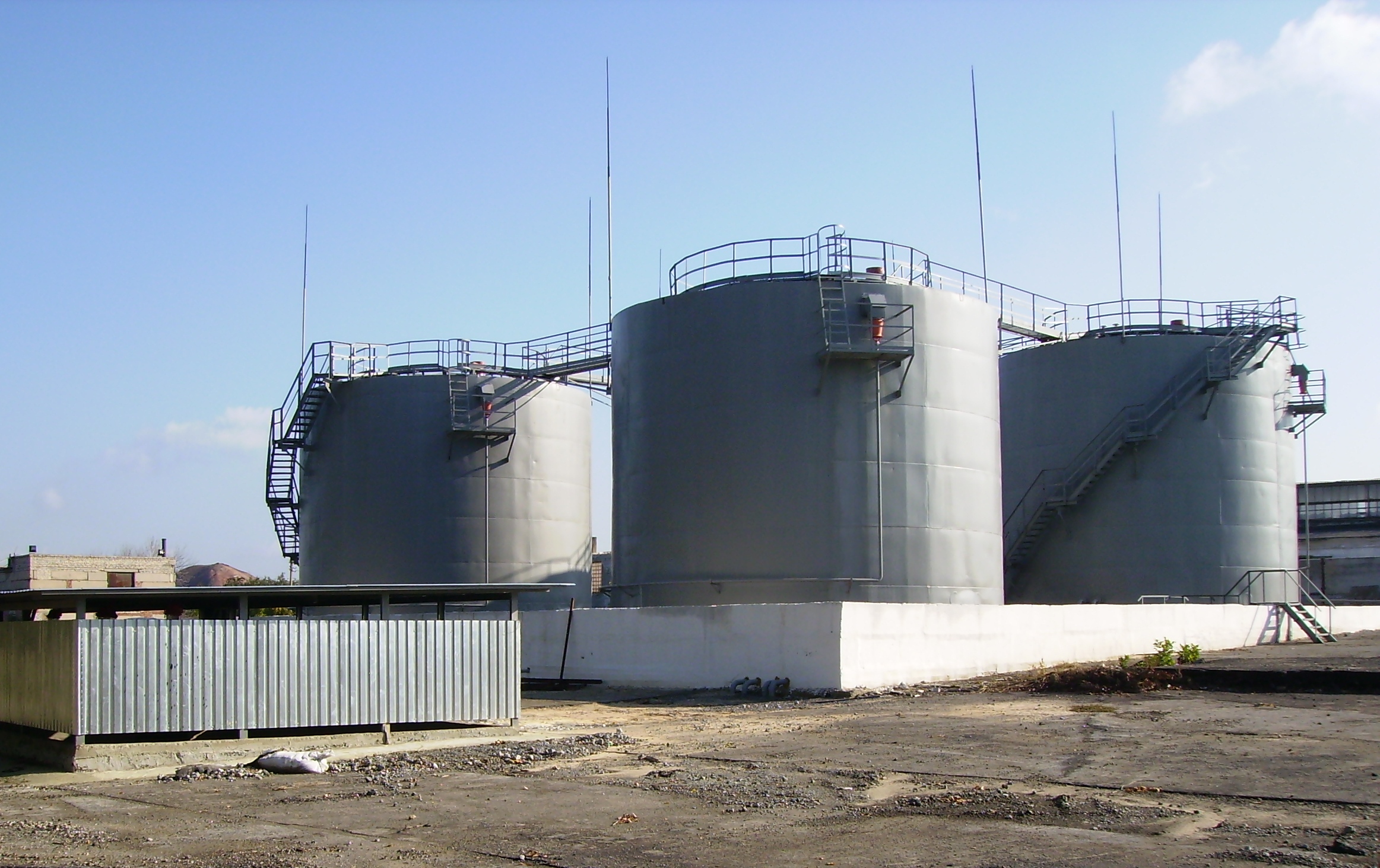 Tank farms for storage and distribution of oil products