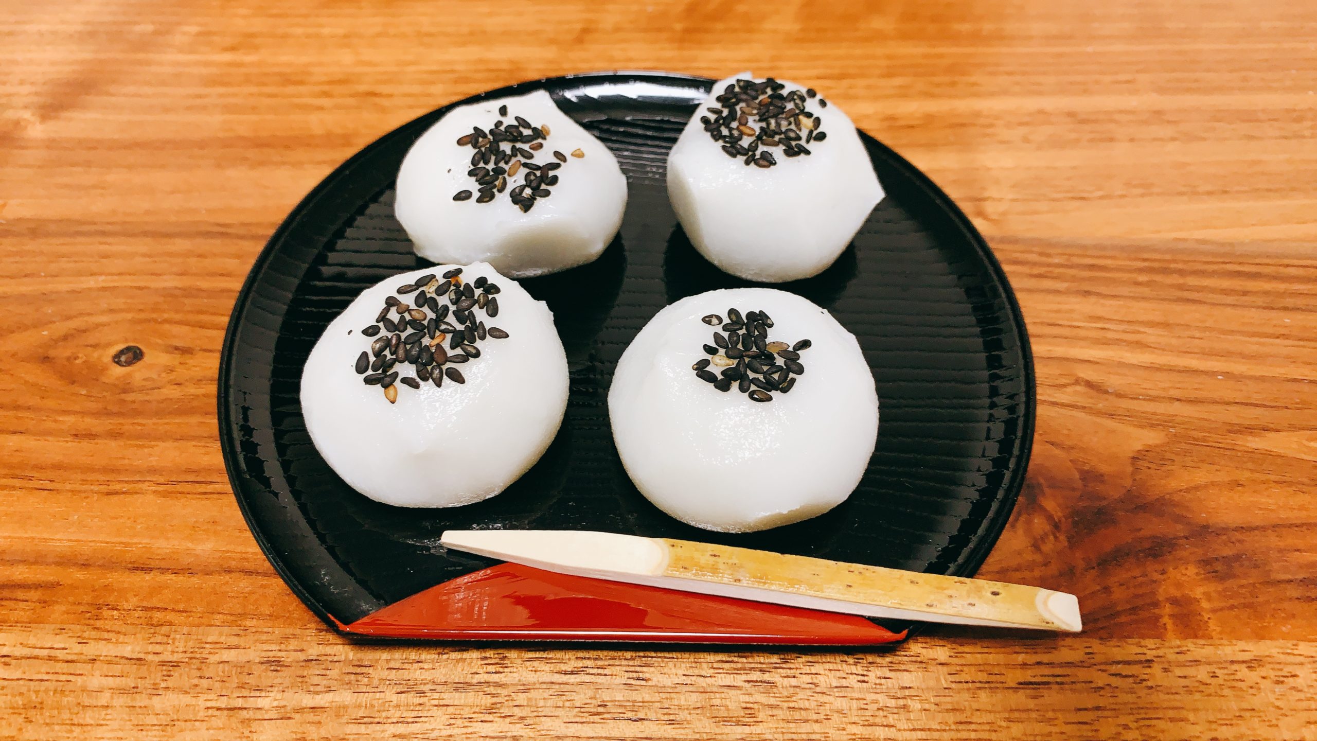 【セブン】「ごまだれ団子」はもちもちのお団子の中にごまだれがたっぷり！【新商品】 たぬ子、時々たぬ吉