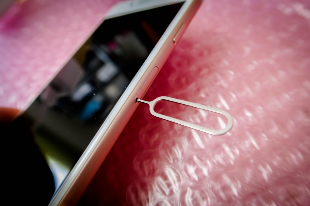 iPhoneのSIMカードの入れ方と取り出し方を画像つきで紹介します