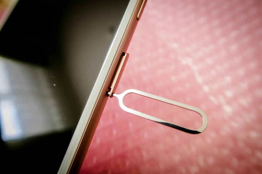 iPhoneのSIMカードの入れ方と取り出し方を画像つきで紹介します