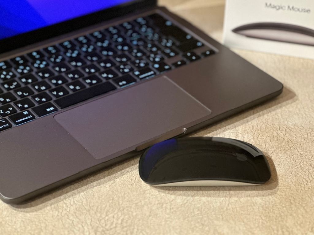 【Magic Mouse ブラック レビュー！】スタイリッシュなブラックがかっこいい MultiTouch対応マウス