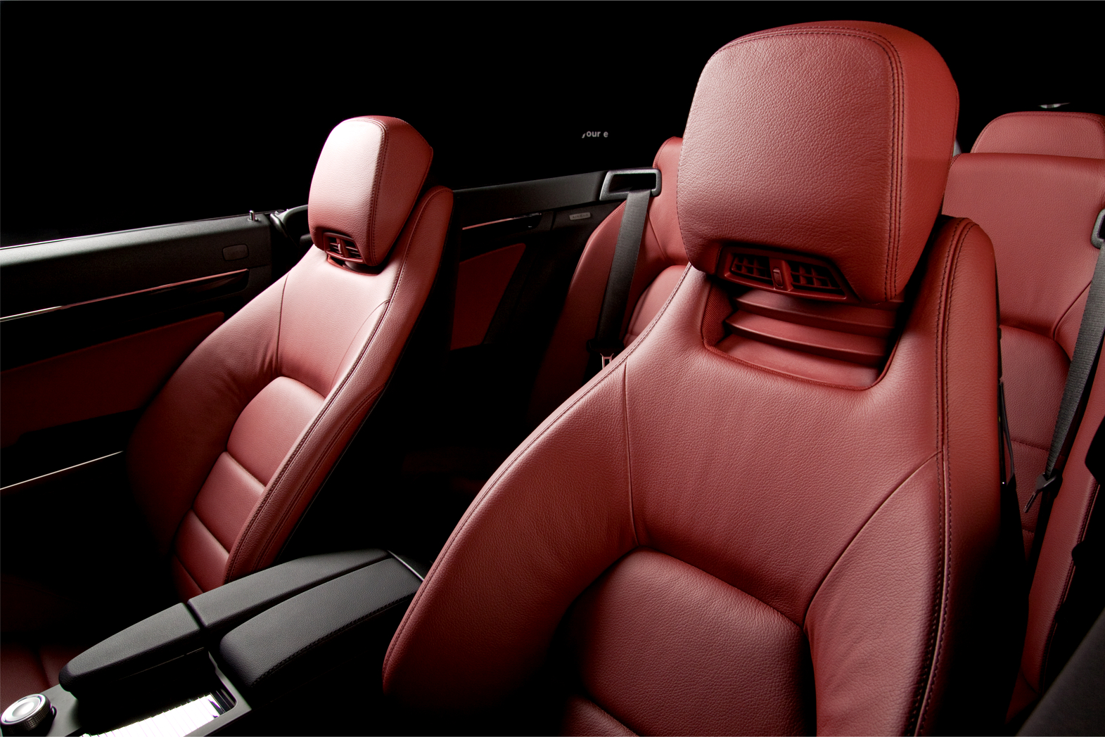 Tapicerstwo samochodowe, Naprawa tapicerki samochodowej, Tapicer