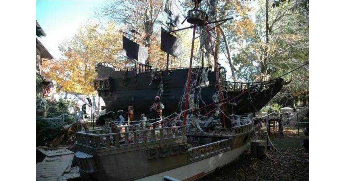 It's the Big Day for Roxbury's Famous "Halloween House" Roxbury, NJ(02)