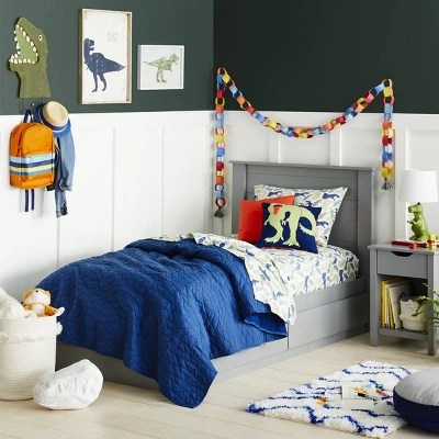Kids' Bedroom With Dinosaur Décor & Bedding Collection