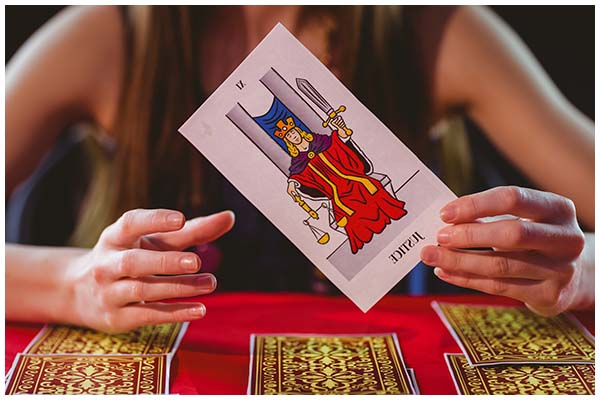 Tarotista especialista en tirada de cartas del tarot