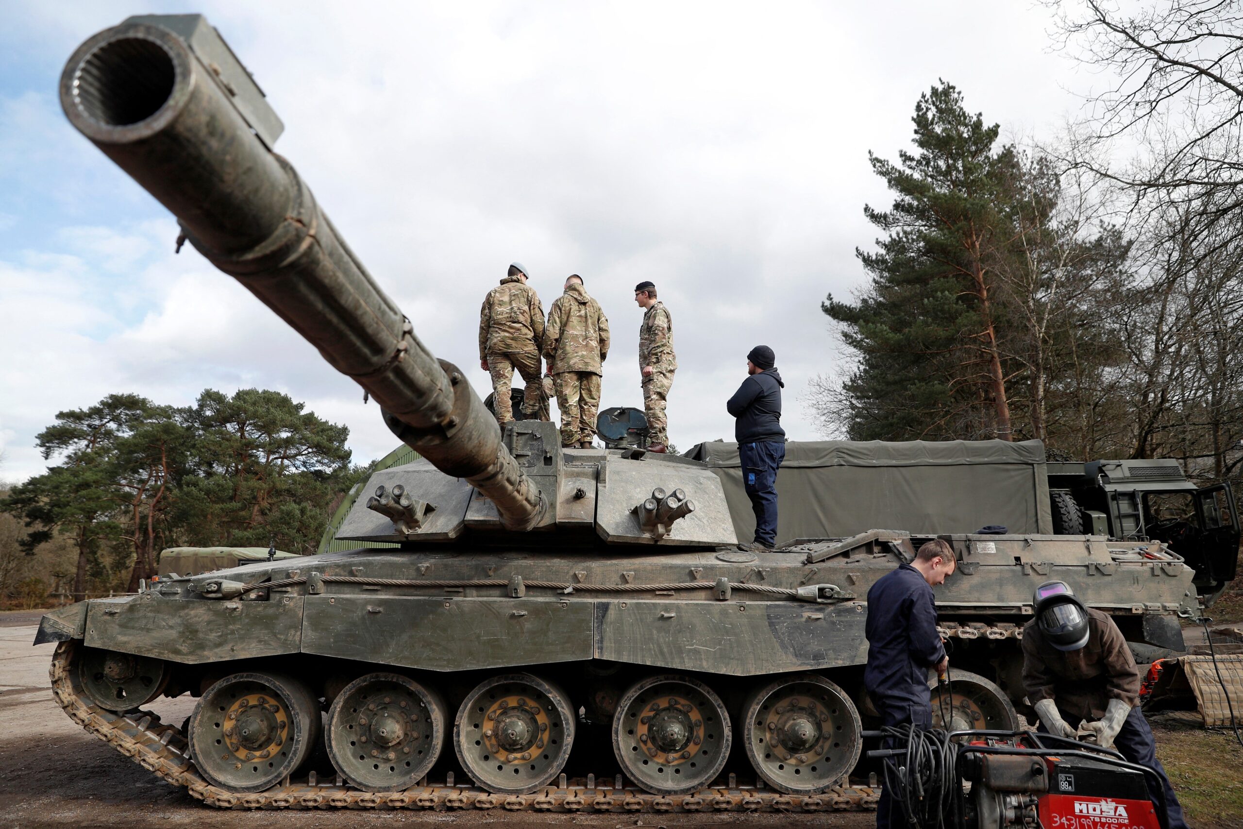 Britain first country to give Ukraine Westernmade tanks