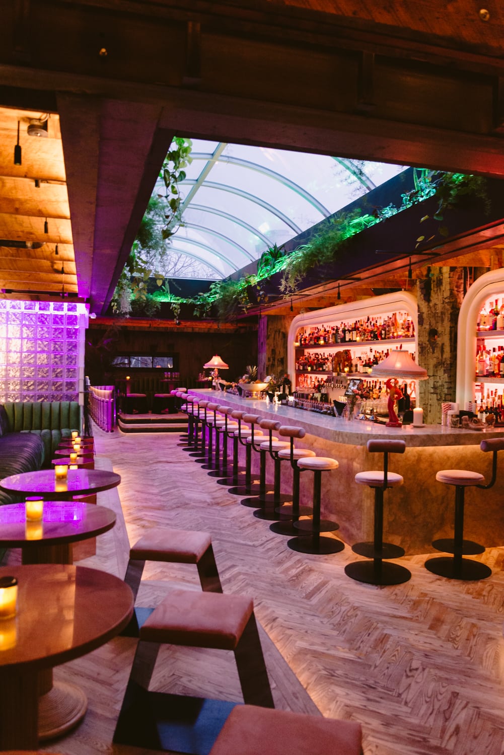 Milky Way Cocktail Bar Superbe bar caché de PointeSaint