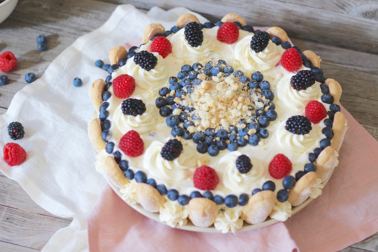 Erfrischende Philadelphia Torte mit Beeren und Löffelbiskuitboden