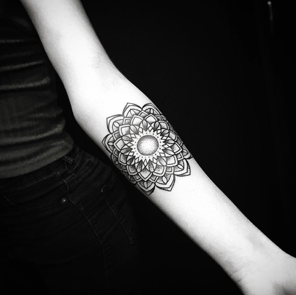 40+ Mesmerizing Dotwork Mandala Tattoo Designs TattooBlend