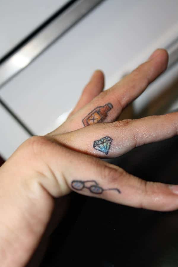 101 Tatuagens No Dedo Incríveis Para Você Fazer (Desenhos) 900_x_600_jpg