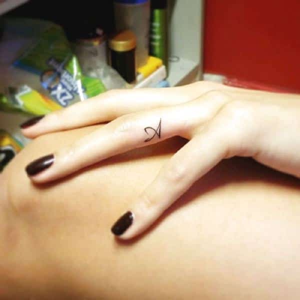 Pin de Carol Isabele em body Tatuagem no dedo, Tatuagem minúscula 101 Tatuagens no Dedo INCRÍVEIS para Você Fazer (Desenhos)