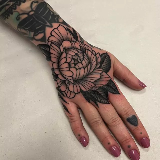 42 Spellbinding Flower Hand Tattoo Ideas You'll love [2024]