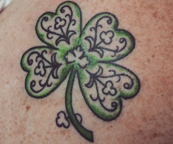 Trevo de 4 folhas Tatuagens, Tatuagem, Trevos tattoo 15 raras tatuagens de trevo de quatro folhas e seu significado